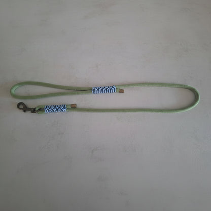 Guinzaglio isa verde chiaro della linea isabella di zeky shop realizzato a mano con dettagli intrecciati in paracord