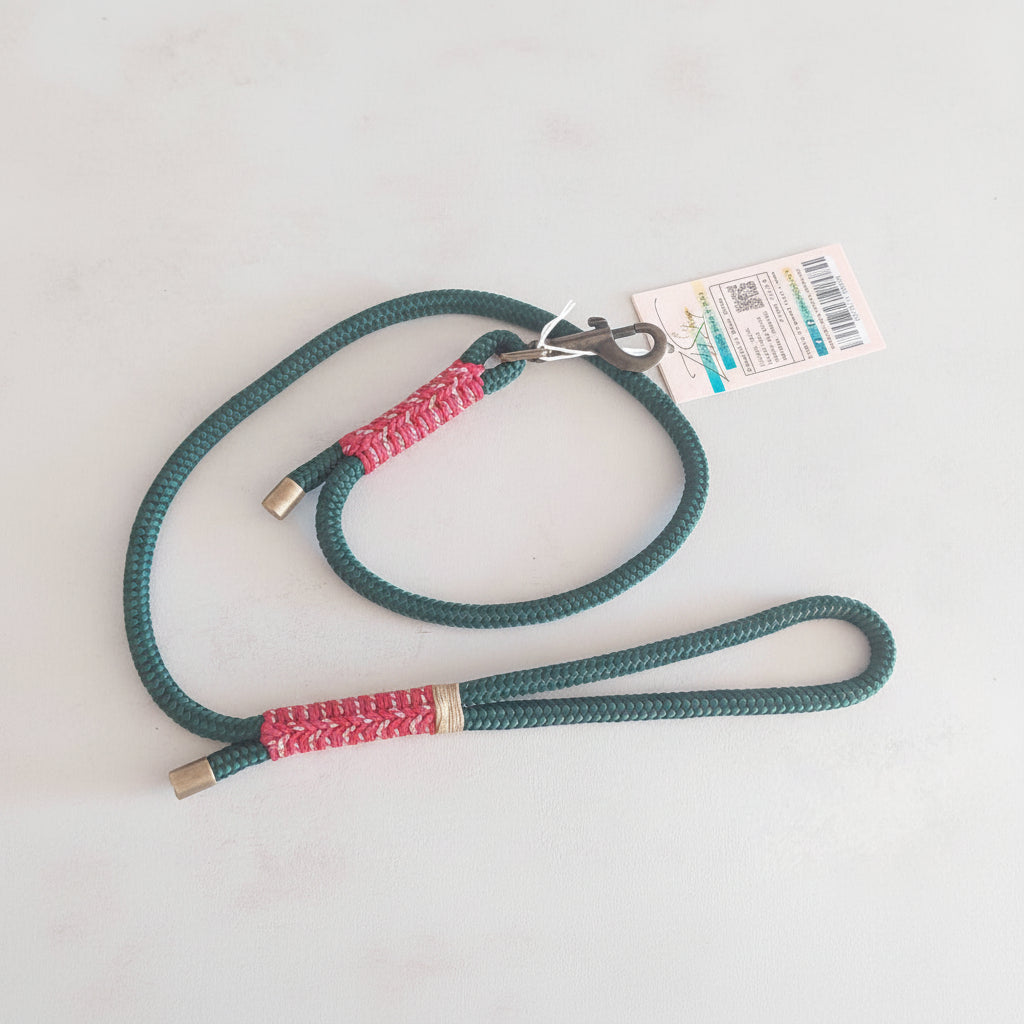 Guinzaglio Bosco Alpino elegante per ogni escursione e affascinante, per un look unico. Disponibili altre varianti e colori abbinabili ai collari della linea stella il made in italy di ZekyShop