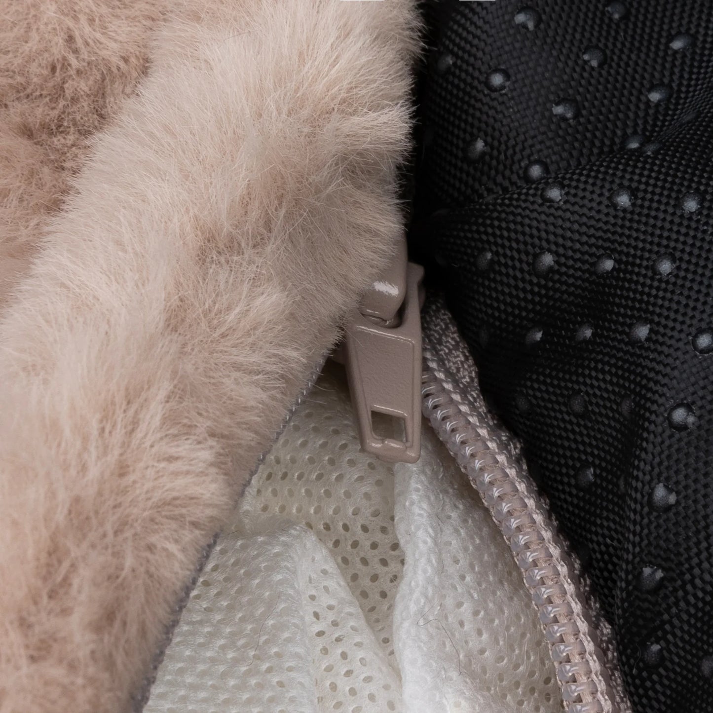 Dettaglio tessuto e imbottitura cuccia District70 Nuzzle colore talpa sfoderabile