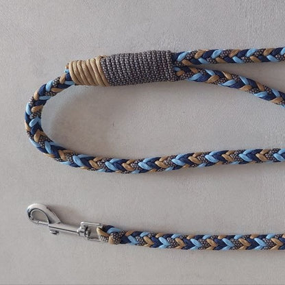 Particolare del guinzaglio bosco incantato blu realizzato a mano in italia taglia unica by zekyshop