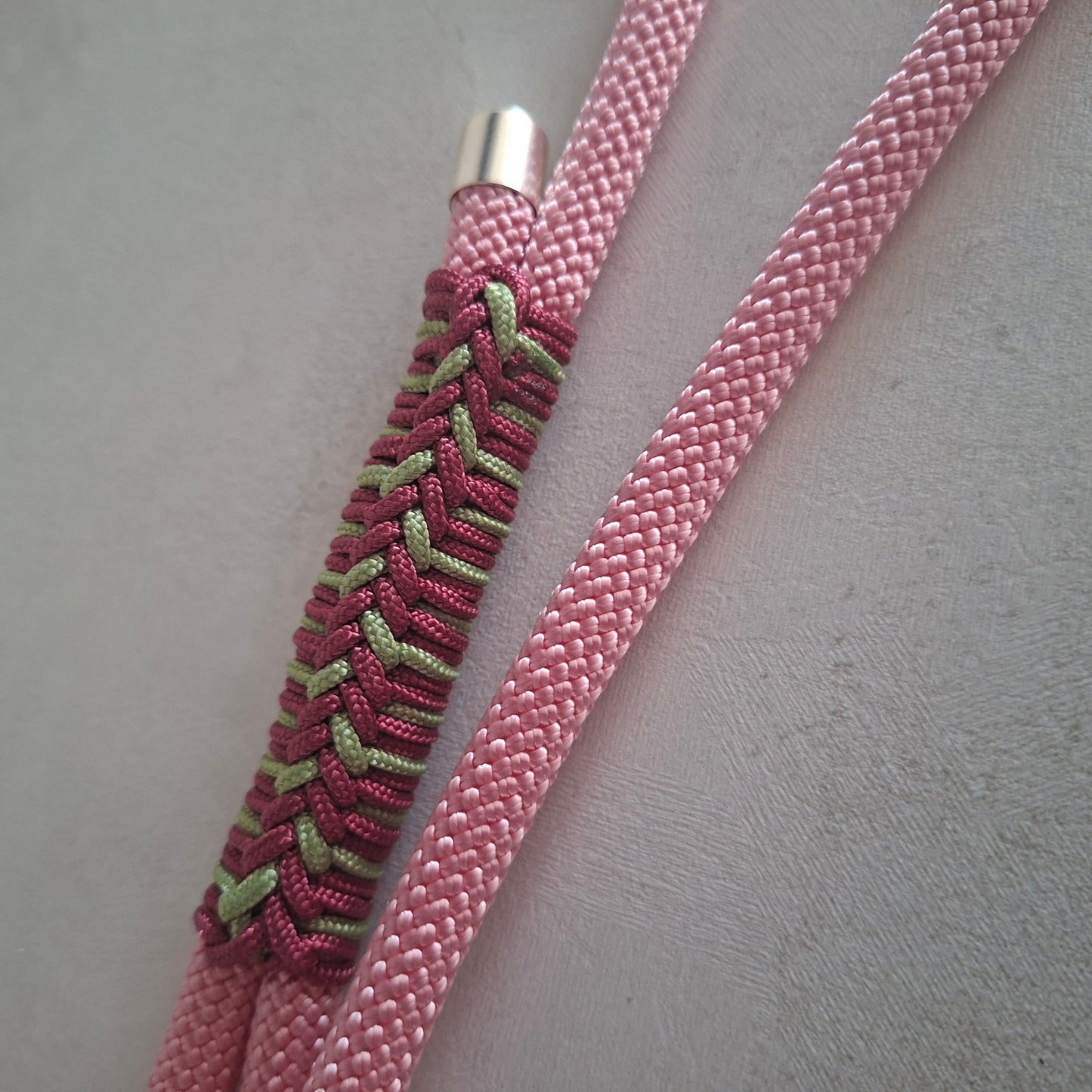 Particolare del guinzaglio isa rosa pastello realizzato a mano