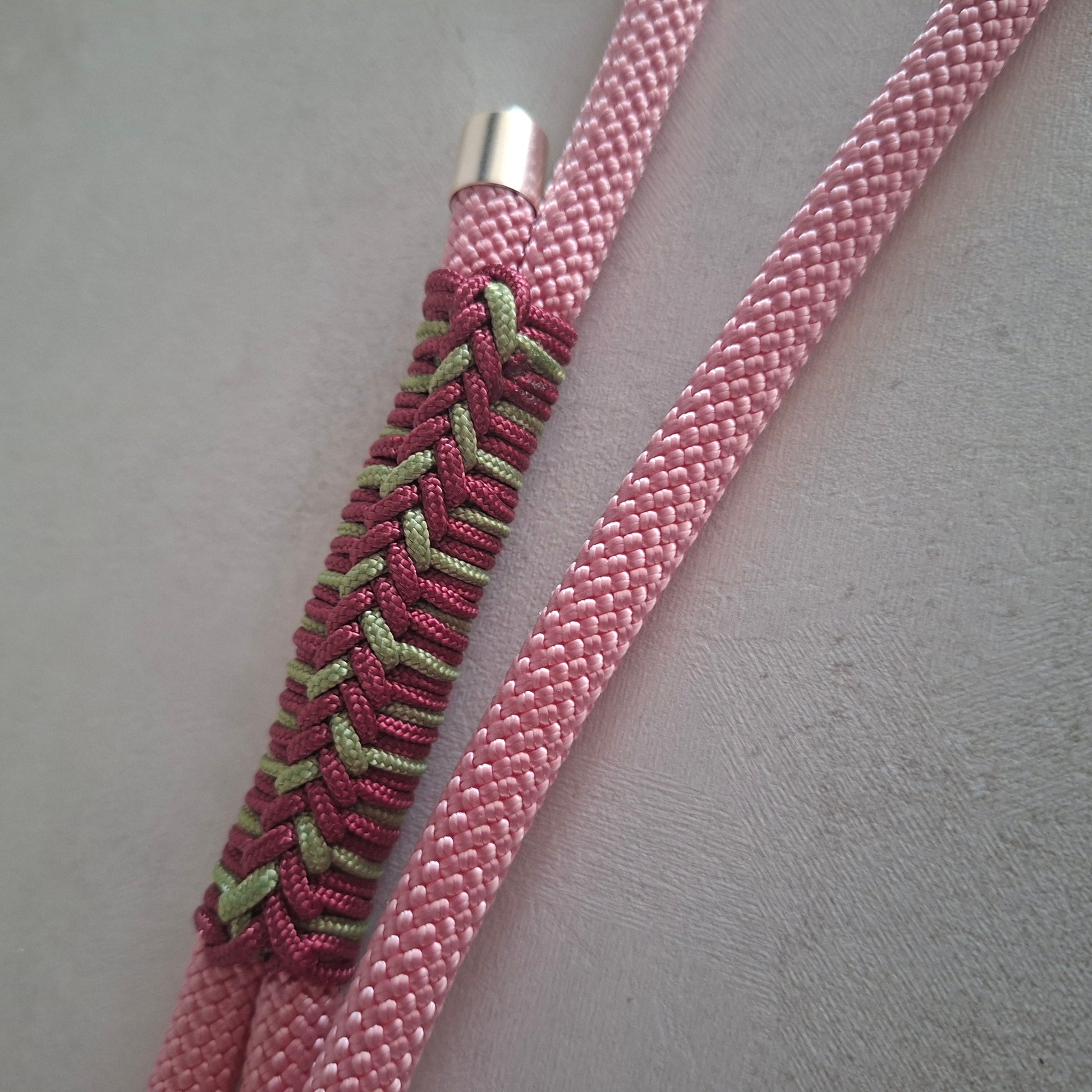 Particolare del guinzaglio isa rosa pastello realizzato a mano