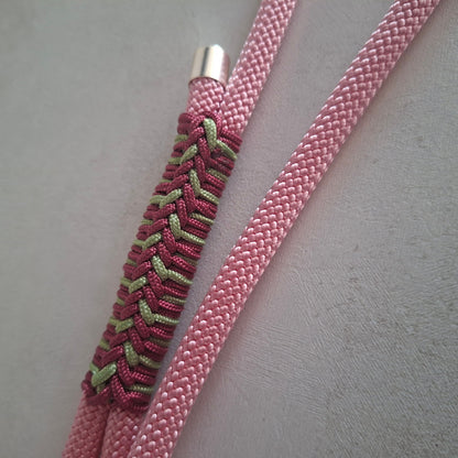 Particolare del guinzaglio isa rosa pastello realizzato a mano