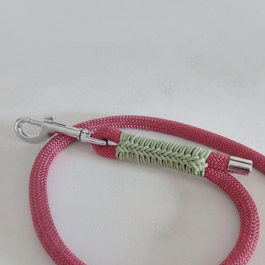 Dettaglio del Guinzaglio Isa Rosa intreccio in paracord verde e moschettone in acciaio argentato