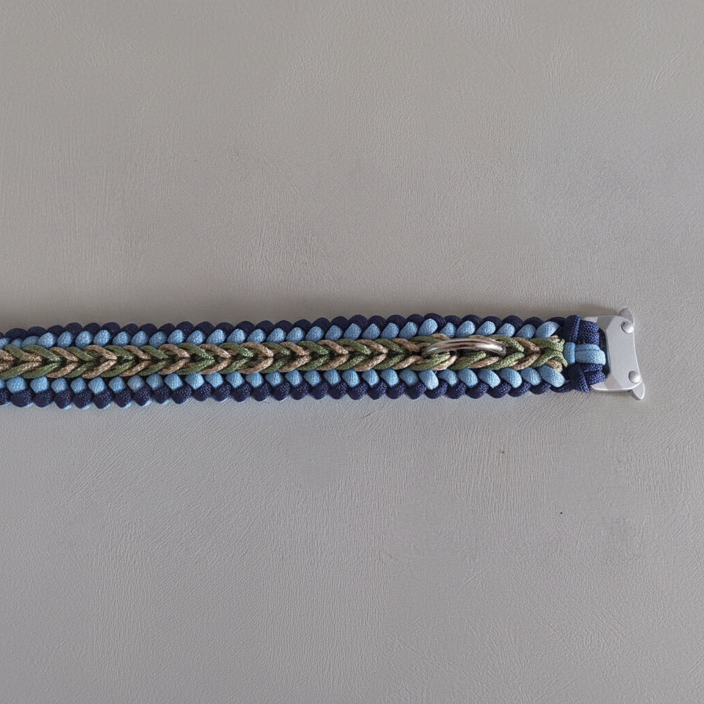 Particolare della chiusura in acciaio color argent del collare Bosco Blu