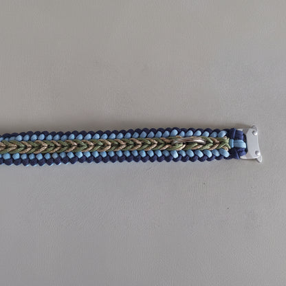 Particolare della chiusura in acciaio color argent del collare Bosco Blu