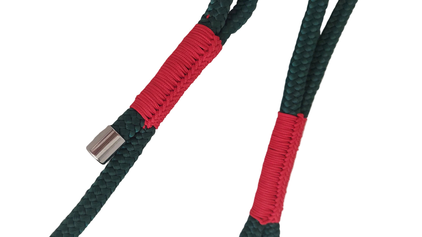 Particolare del guinzaglio magia del bosco intreccio di colore rosso made in intali artigianale fatto a mano