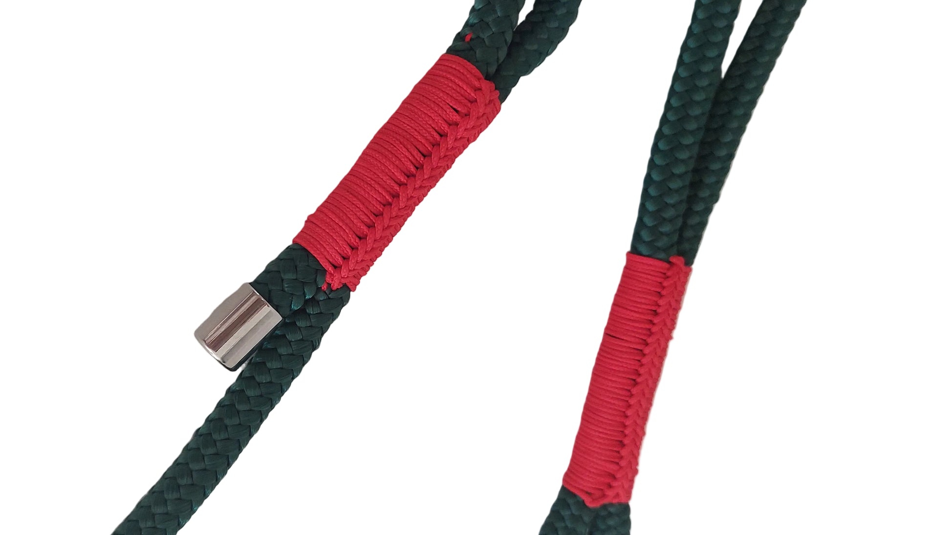 Particolare del guinzaglio magia del bosco intreccio di colore rosso made in intali artigianale fatto a mano