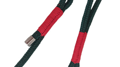 Particolare del guinzaglio magia del bosco intreccio di colore rosso made in intali artigianale fatto a mano