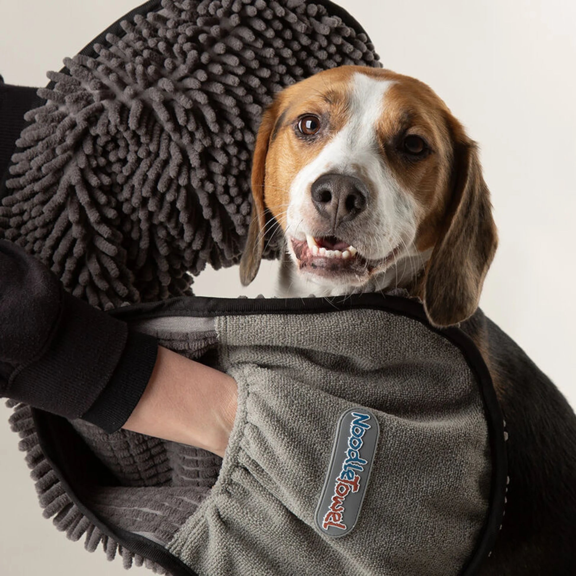 Dettaglio microfibra chenille “noodle” asciugamano in uso con cane