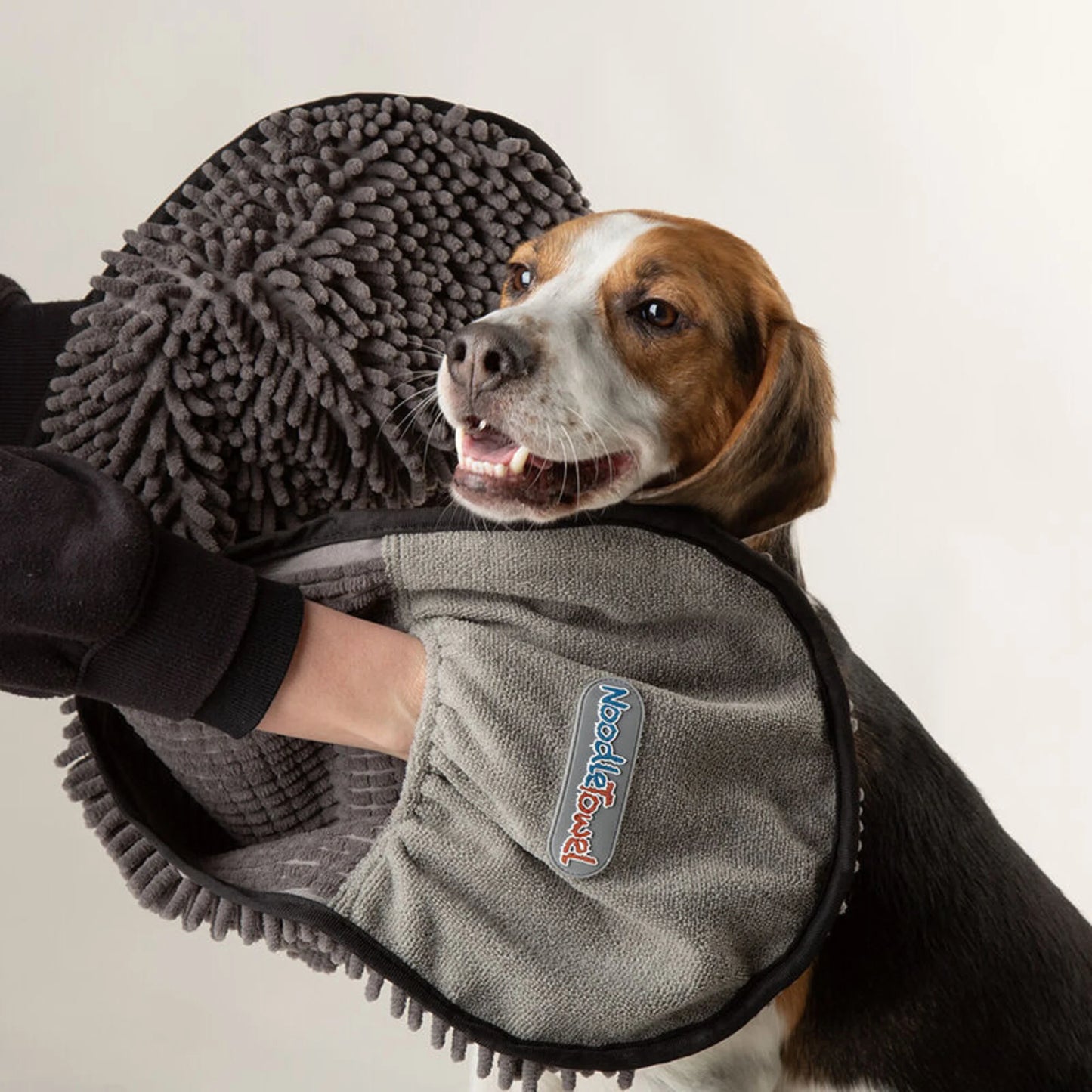 Asciugamano Noodle in uso con cane taglia media bagnato