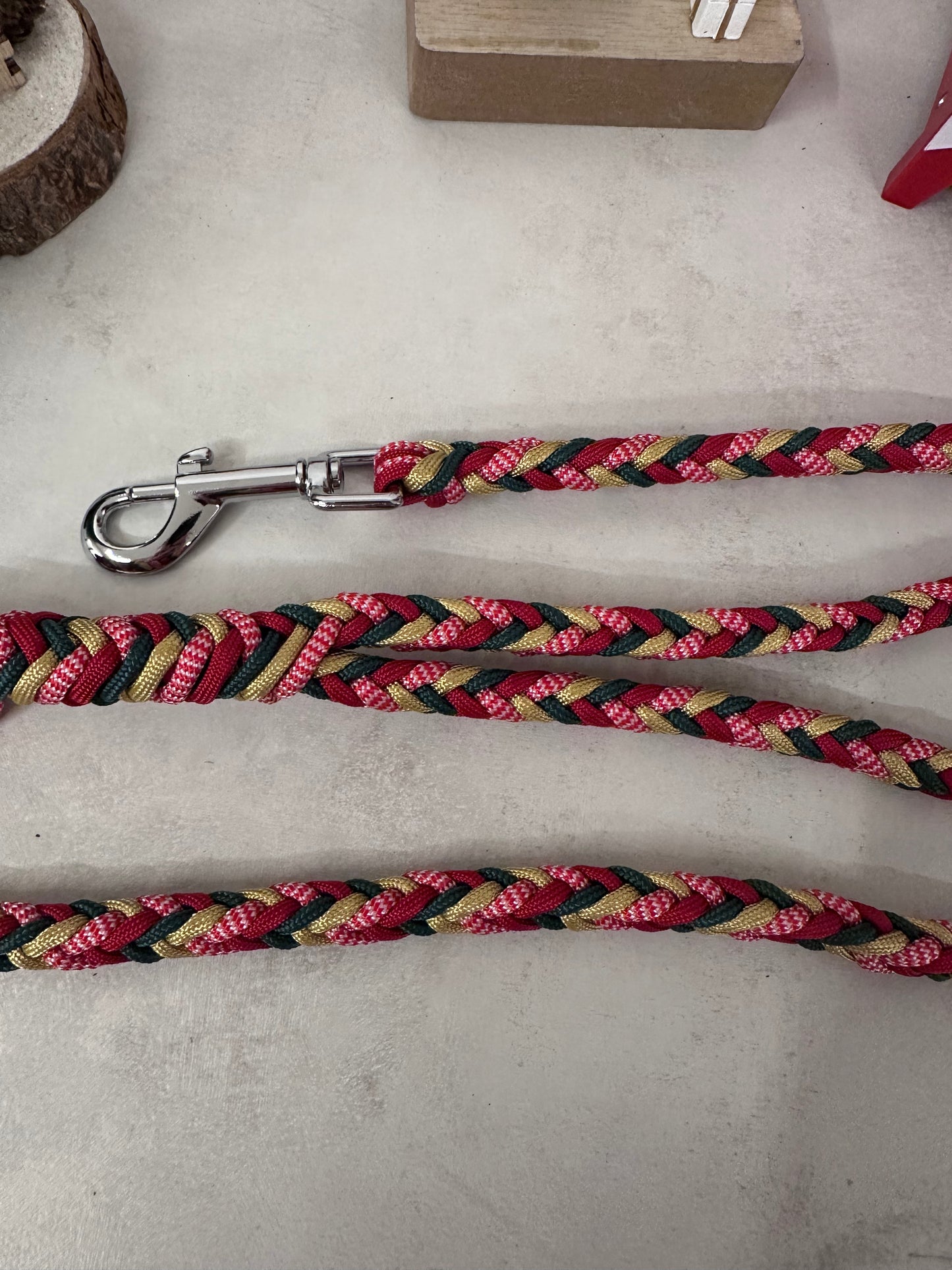 il guinzaglio bosco incantato della linea stella di natale per escursioni natalizie con i colori di un bosco invernale 