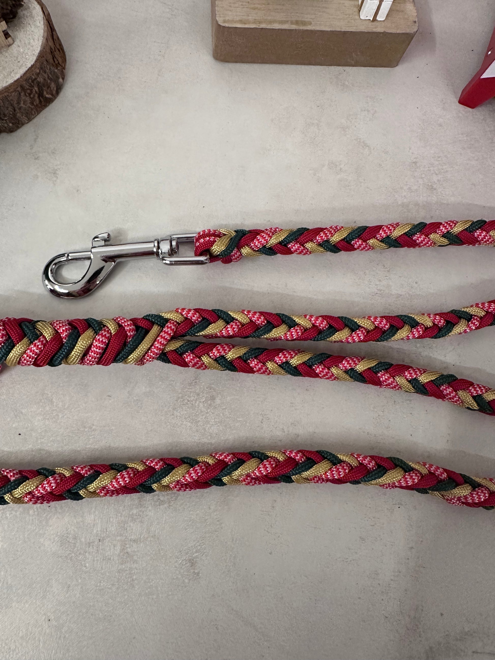 il guinzaglio bosco incantato della linea stella di natale per escursioni natalizie con i colori di un bosco invernale 