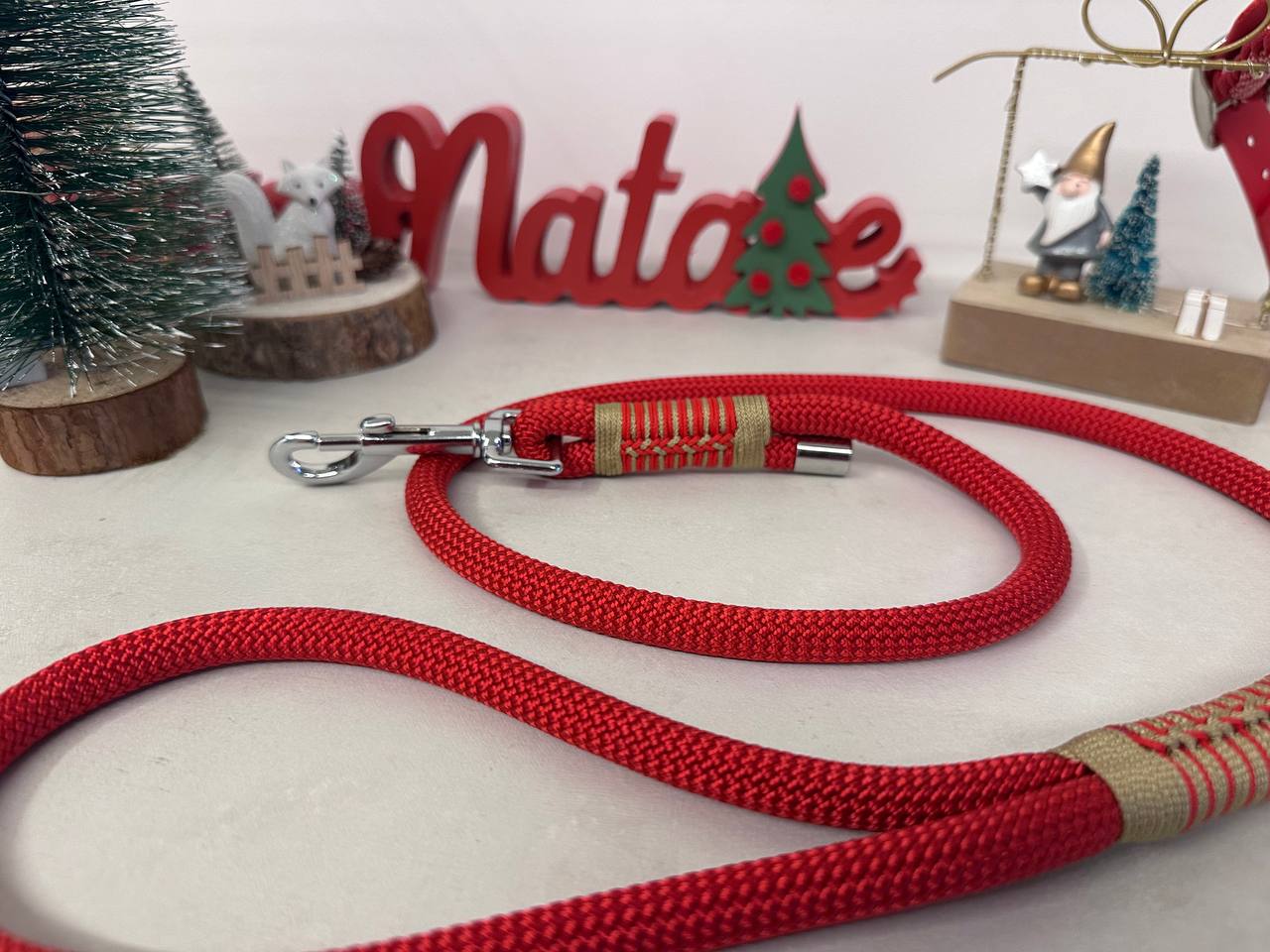 dettaglio della decorazione del guinzaglio Isa rosso della collezione stella di natale made in italy di artigianale zekyshop