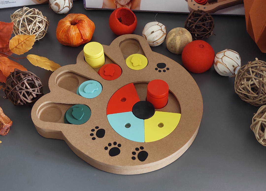 Dettaglio gioco interattivo per cani zampa in legno colorato livello 3