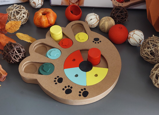 Dettaglio gioco interattivo per cani zampa in legno colorato livello 3