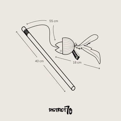 immagine con dettaglio delle misure della bacchetta bait. bastoncino da 40cm cordino da 55cm e pesce in cartone con piume lungo 18cm