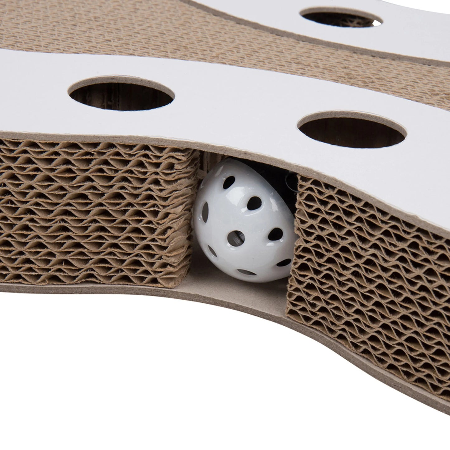 dettaglio del tiragraffi snake bianco del foro con la pallina a sonaglio per stimolare l’attività e il gioco del gatto