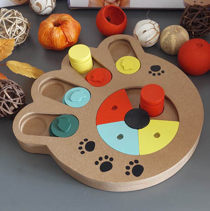 Vista dall’alto del gioco interattivo zampa per cani in legno ecofriendly colorato livello difficolta 3