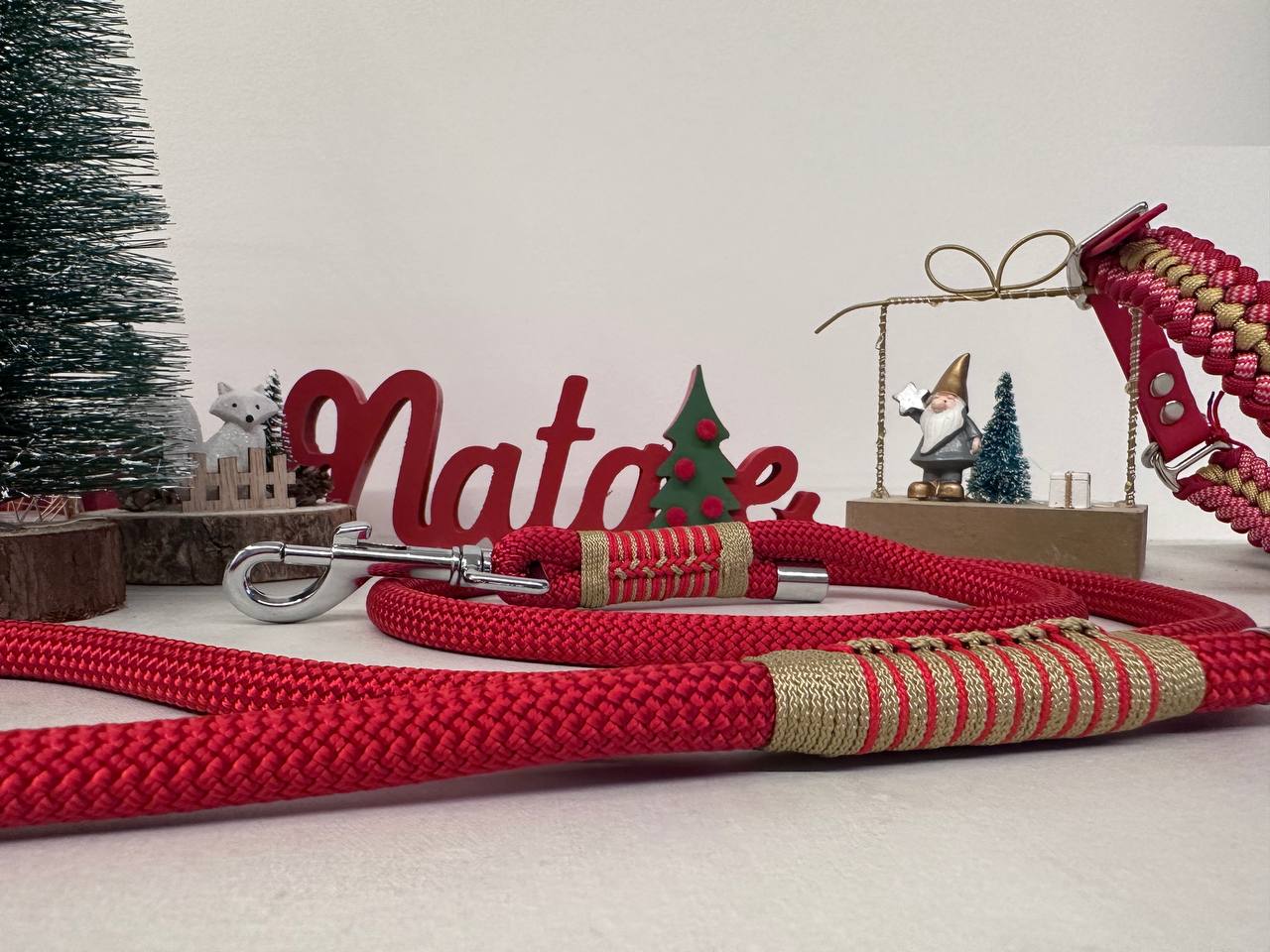 Particolare del Set natalizio guinzaglio rosso Isa abbinato al suo collare chic abbinato per Natale per cani di taglia piccola e media regalo perfetto per natale