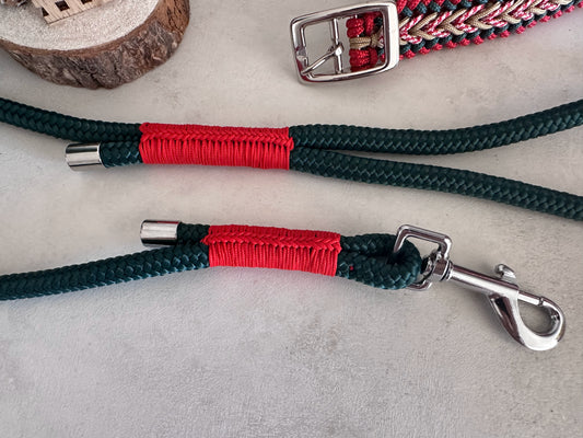 particolare fatto a mano made in italy della decorazione del guinzaglio magia del bosco verde della linea stella di natale realizzata da zekyshop per esaltare la bellezza dei nostri amati cuccioli anche durante le festività natalizie.