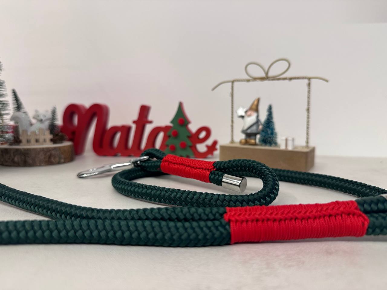 dettaglio treccia rossa fatta a mano del guinzaglio magia del bosco della linea stella di natale per passeggiate natalizie in mezzo alla natura