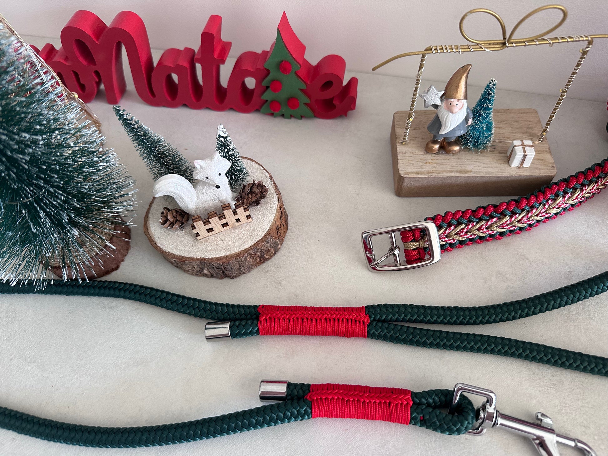 il guinzaglio magia del bosco rappresenta i colori invernali che la natura crea come fosse una magia in mezzo hai boschi innevati. Disponibile collare abbinato del set magia del bosco.