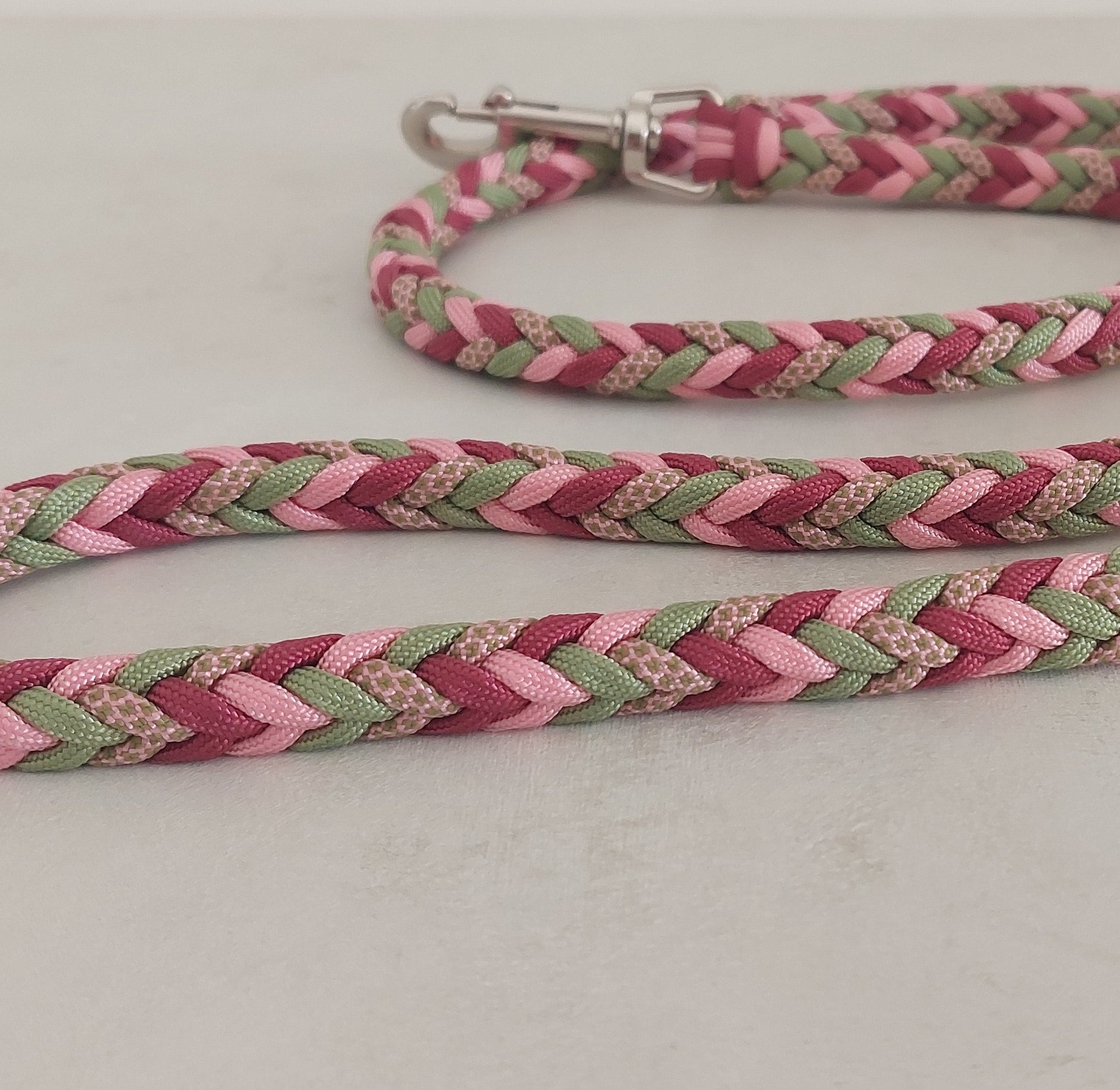 dettaglio di un particolare del guinzaglio bosco incantato realizzato con corde di paracord intrecciate a mano made in italy artigianale di zekyshop