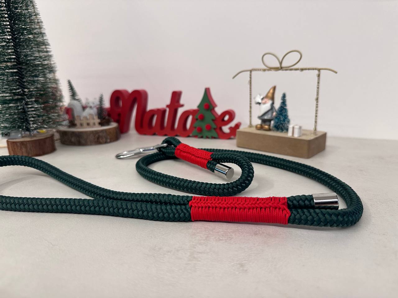 particolare della decorazione del guinzaglio magia del bosco della linea stella di natale realizzata da zekyshop per esaltare la bellezza dei nostri amati cuccioli anche durante le festività natalizie.