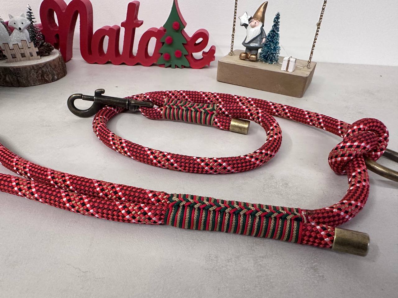 particolare del guinzaglio rudolph treccia realizzata a mano made in italy come tutta la linea Stella di Natale di zekyshop