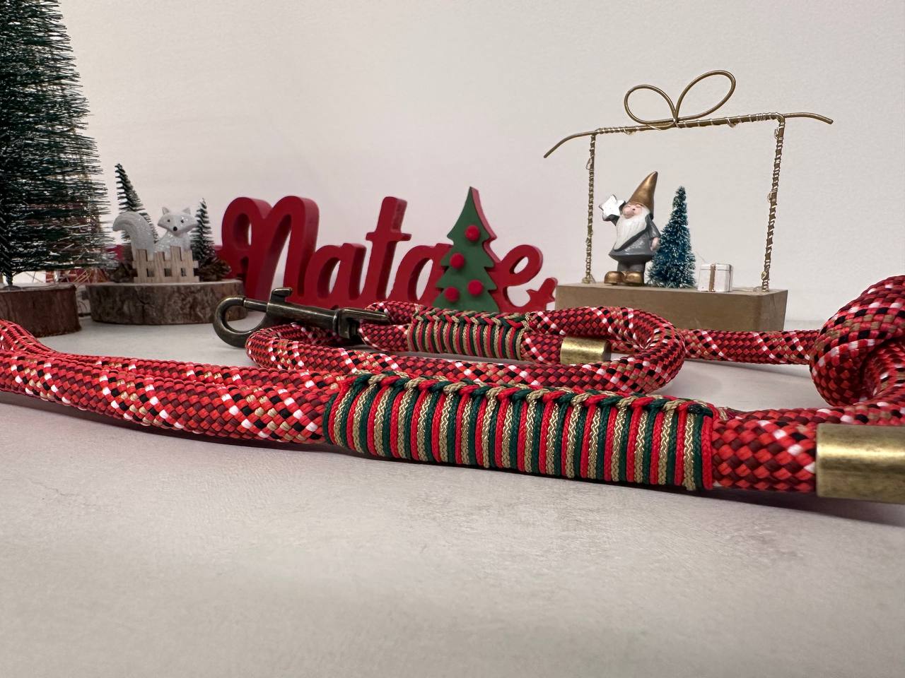 particolare del guinzaglio rudolph treccia realizzata a mano con colori natalizi made in italy come tutta la linea Stella di Natale di zekyshop