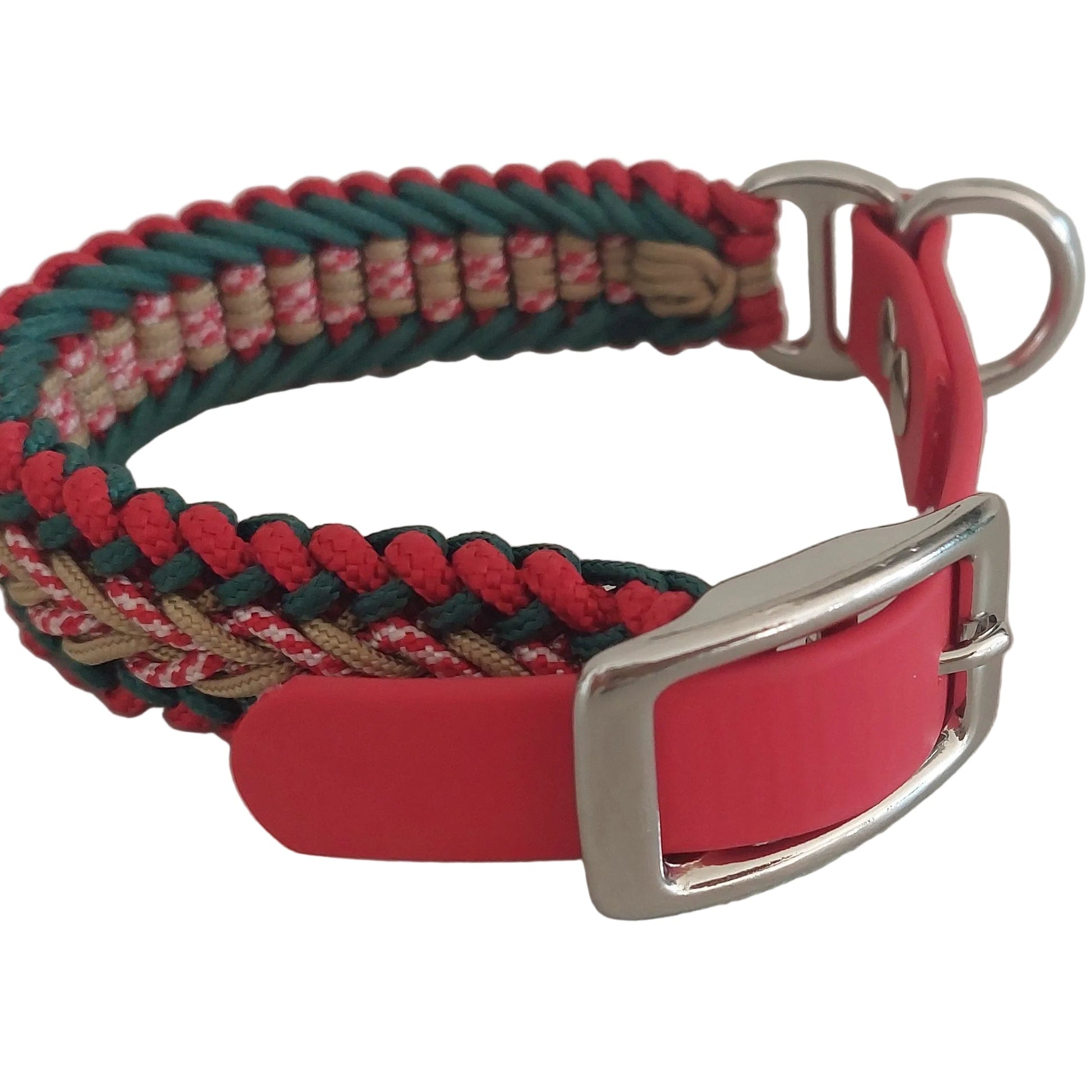 Dettaglio della fibbia utilizzata per realizzare il collare bosco alpino made in italy artigianale by zekyshop